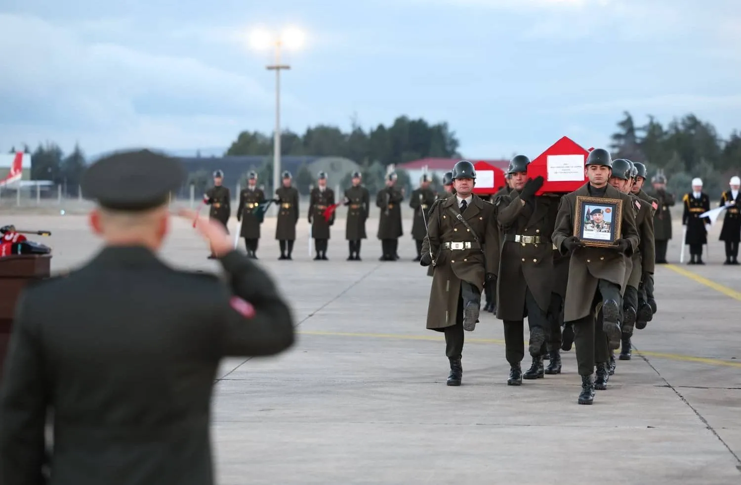 تركيا أقامت مراسم عسكرية رسمية لوداع جثامين ضحايا طائرة الحداد ومرافقيه قبل نقلها إلى طرابلس السبت (الدفاع التركية - إكس)