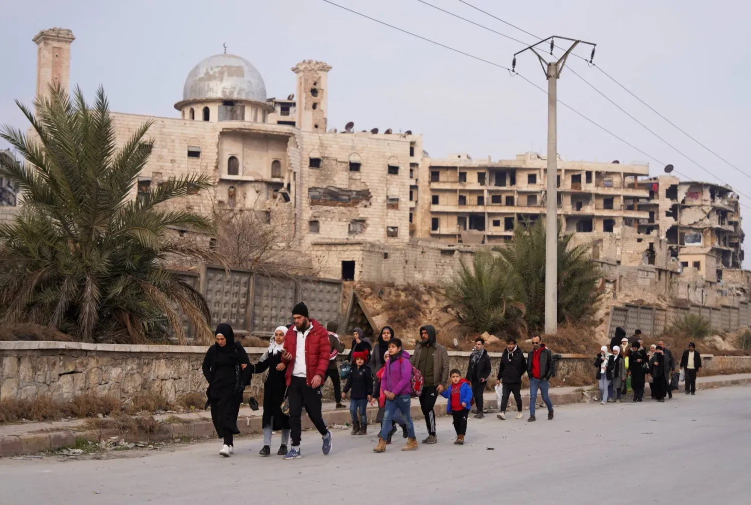 Geçtiğimiz hafta SDG'nin gerilimi azaltma konusunda anlaşmasının ardından Halep'te yürüyen insanlar, (Reuters).