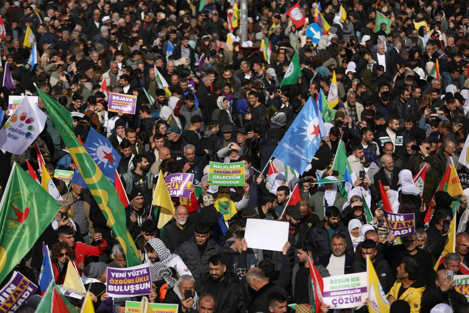 مظاهرة في ديار بكر للمطالبة بالإفراج عن زعيم حزب «العمال الكردستاني» عبد الله أوجلان (رويترز)
