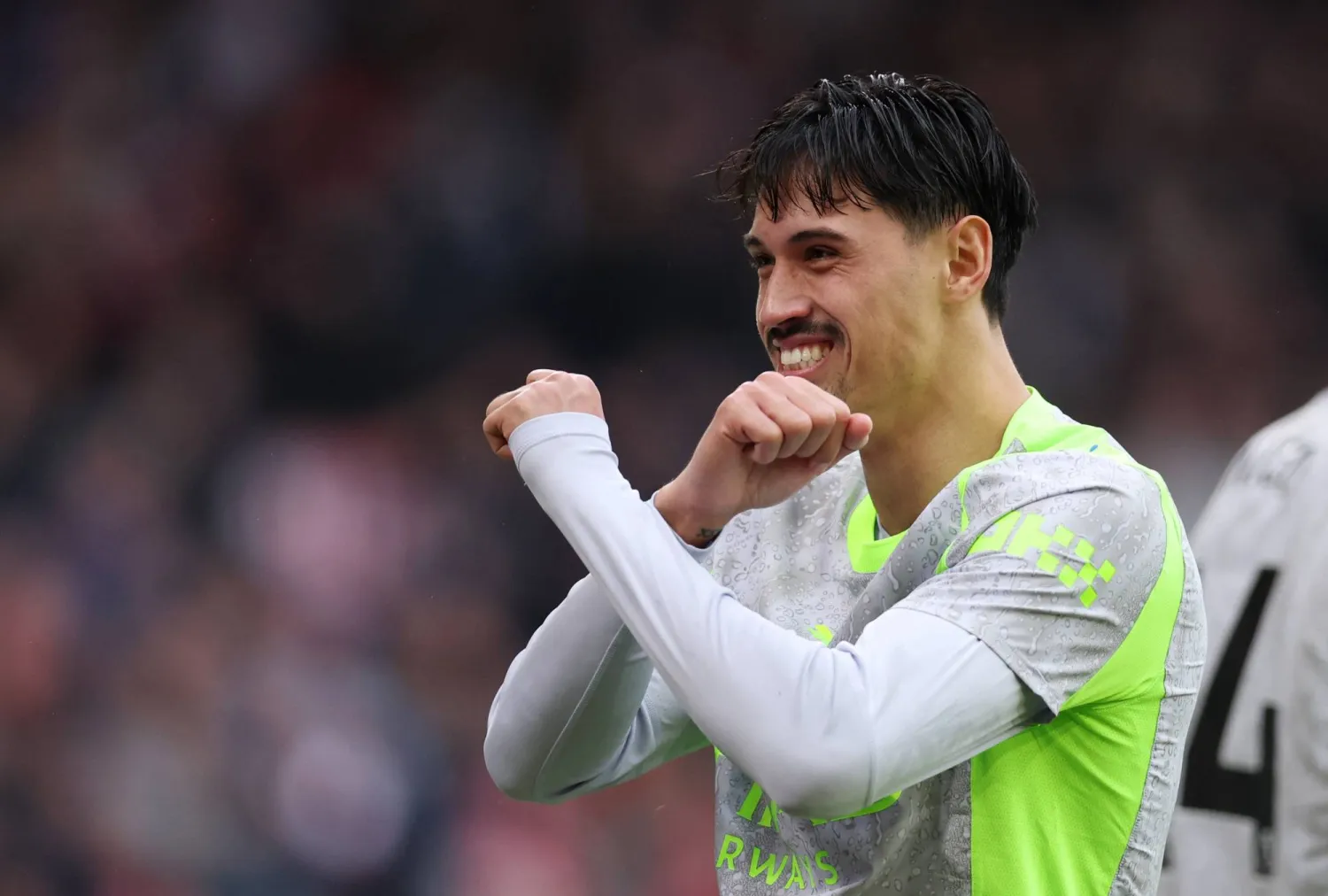 الهولندي تيغاني رايندرز لاعب مانشستر سيتي (رويترز)