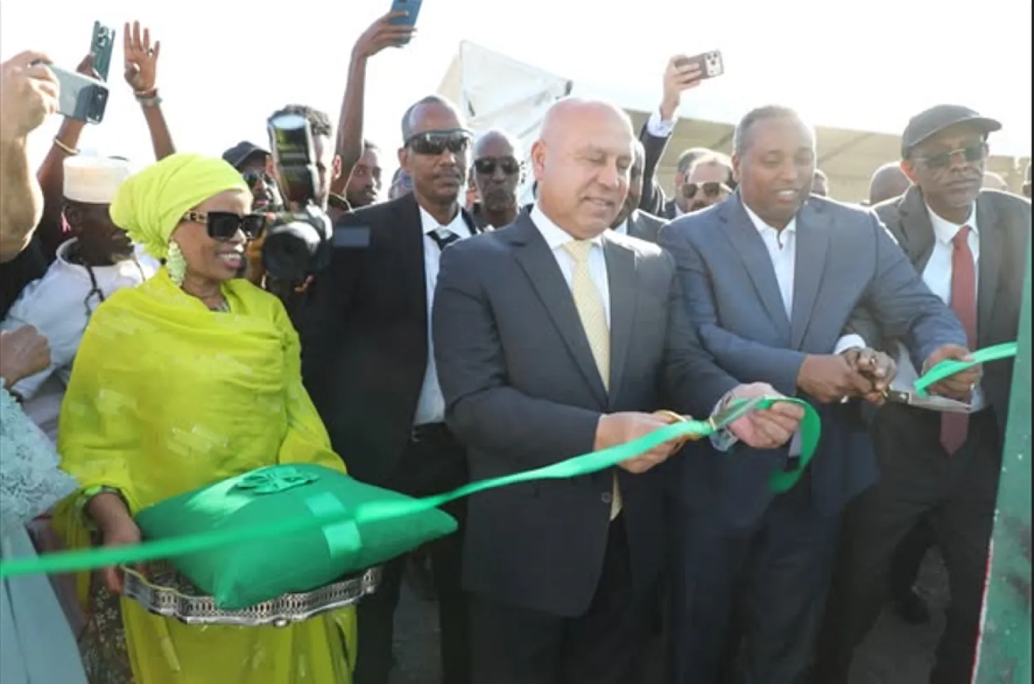 كامل الوزير بمحطة الطاقة الشمسية بقرية عمر كجع في منطقة عرتا بجيبوتي (مجلس الوزراء المصري)