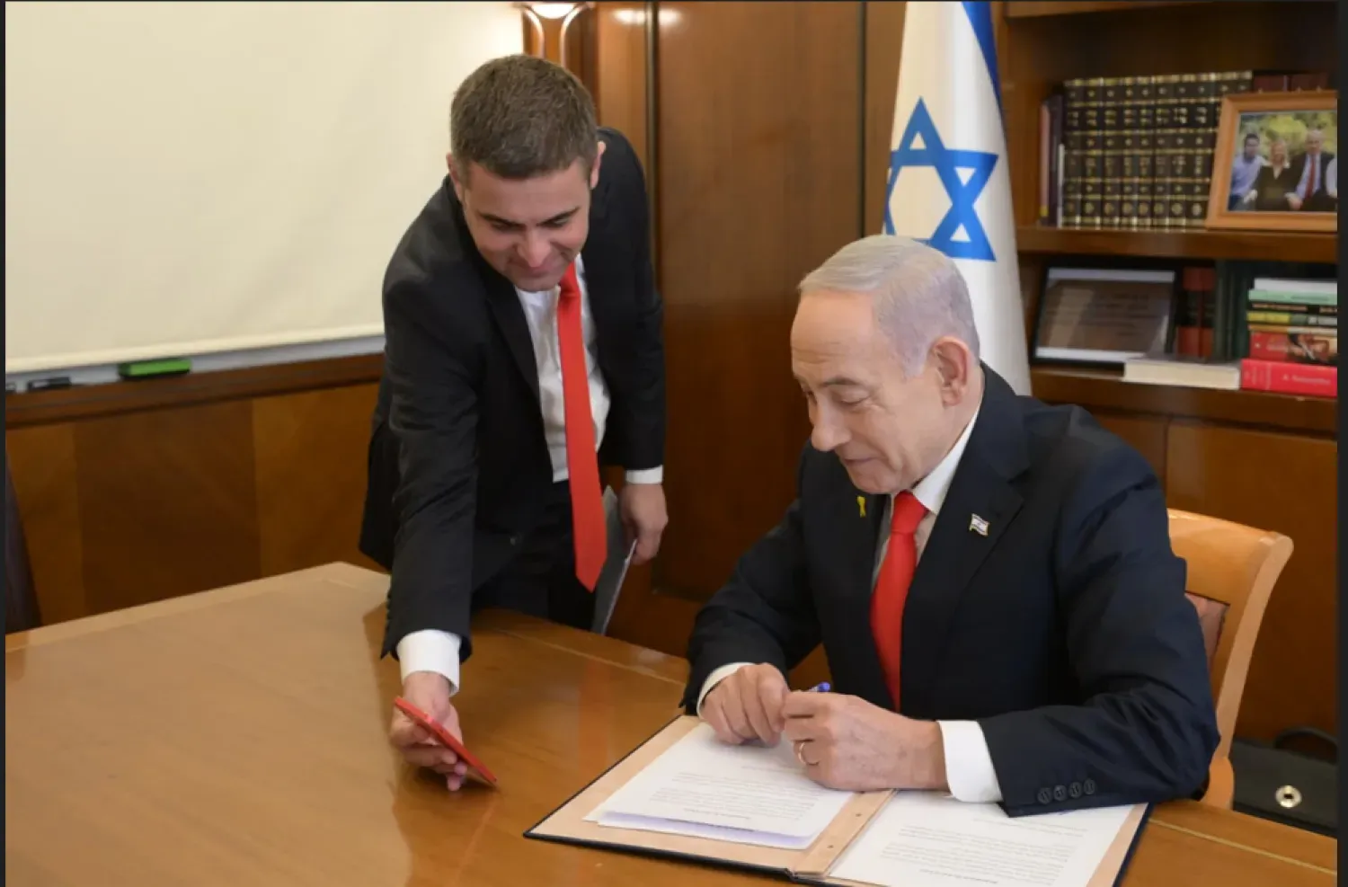 Netanyahu, tanıma anlaşmasının imzalanması sırasında Somaliland Cumhurbaşkanı ile telefon görüşmesi yaparken (İsrail hükümeti)