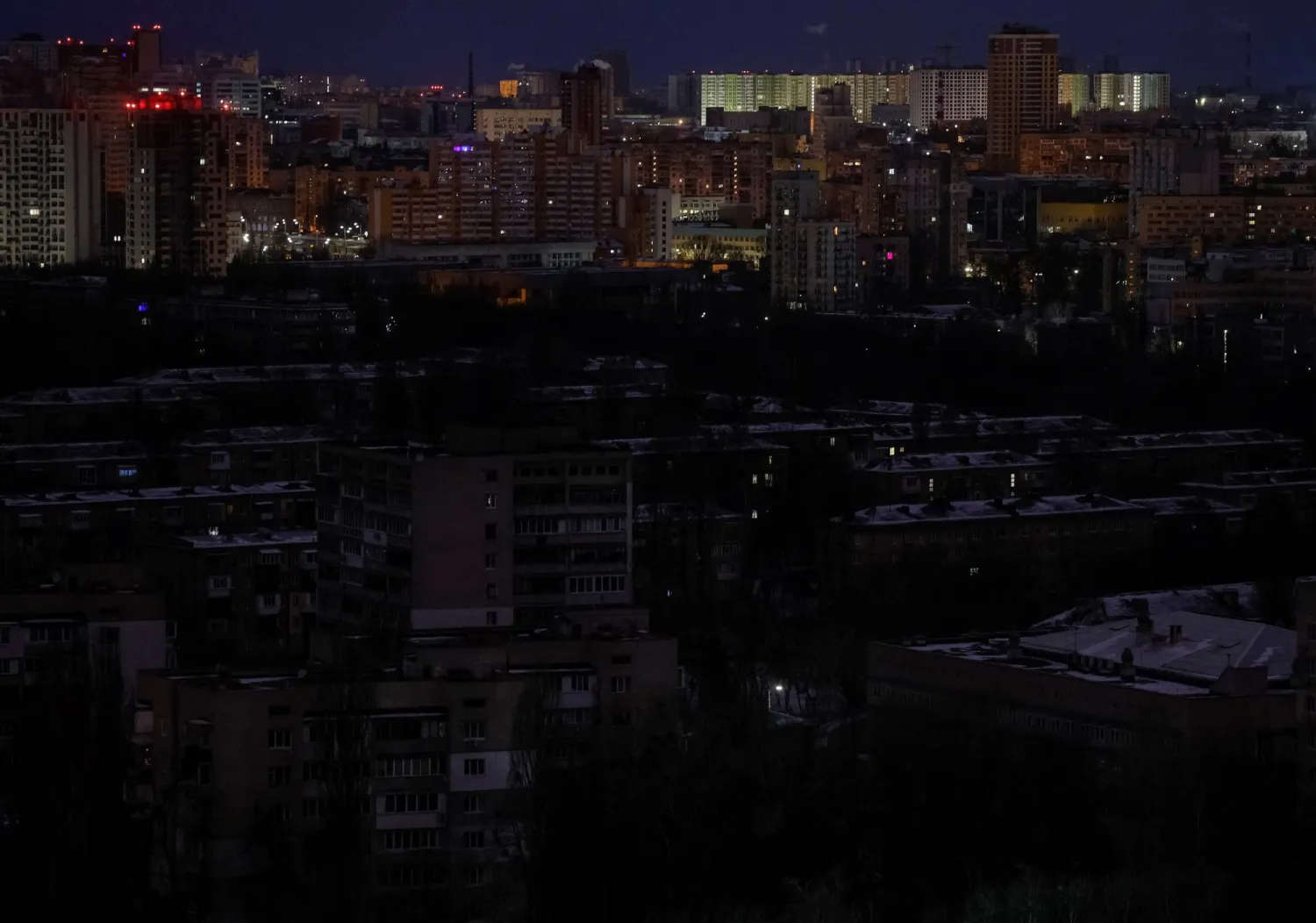 العاصمة الأوكرانية كييف تغرق في الظلام بعد انقطاع الكهرباء عن أكثر من مليون منزل جراء غارات روسية (رويترز) 