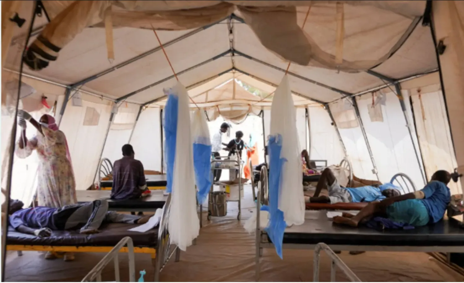 جرحى أُصيبوا خلال معارك الفاشر في وقت سابق يخضعون للعلاج بمستشفى ميداني شمال دارفور (رويترز)