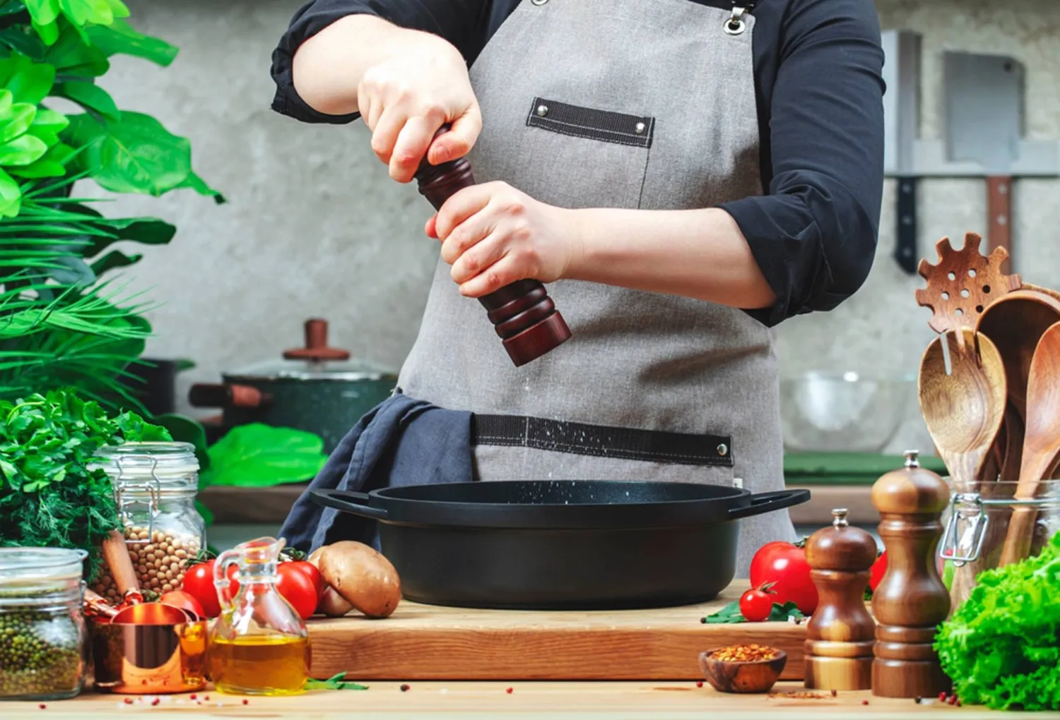 هناك أيضا عدة حلول للتخلص من الملح الزائد في الطبخ (شاترستوك)