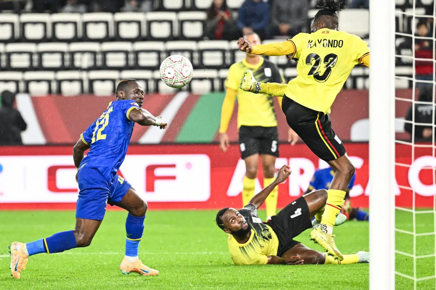 من المواجهة المثيرة التي جمعت أوغندا وتنزانيا (أ.ف.ب)