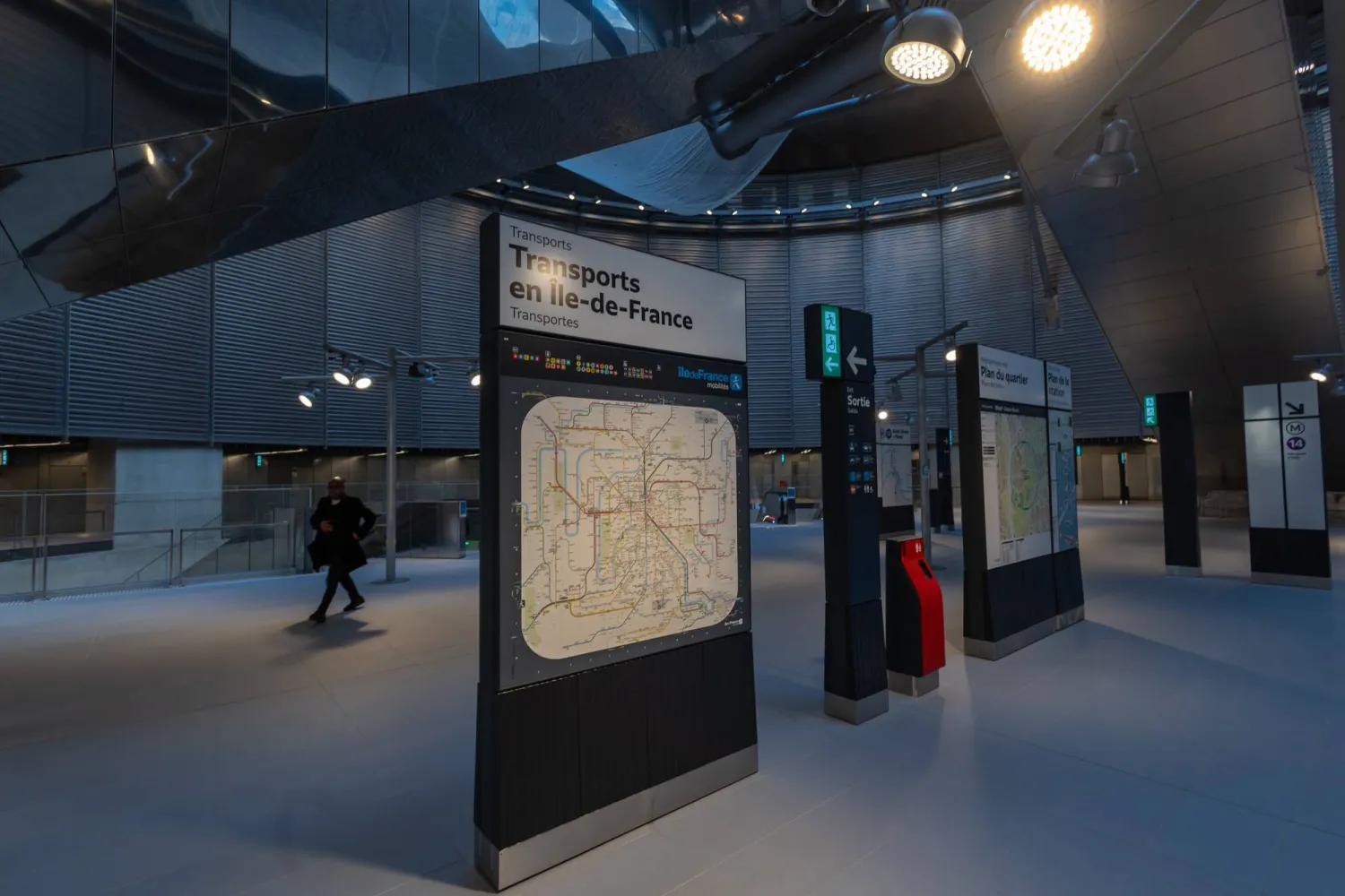 إحدى محطا مترو باريس الذي يربط العاصمة الفرنسية بمطار أورلي (إ.ب.أ)