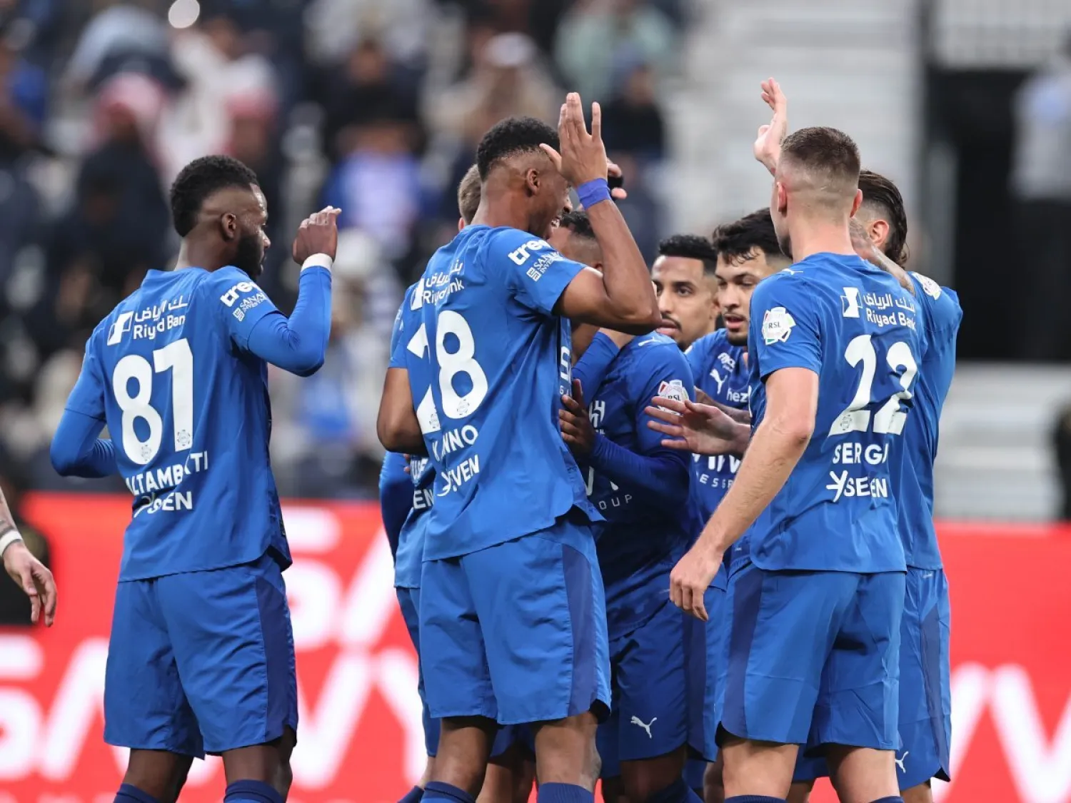 لاعبو الهلال يحتفلون بهدفهم الثاني في المباراة (تصوير: سعد العنزي)