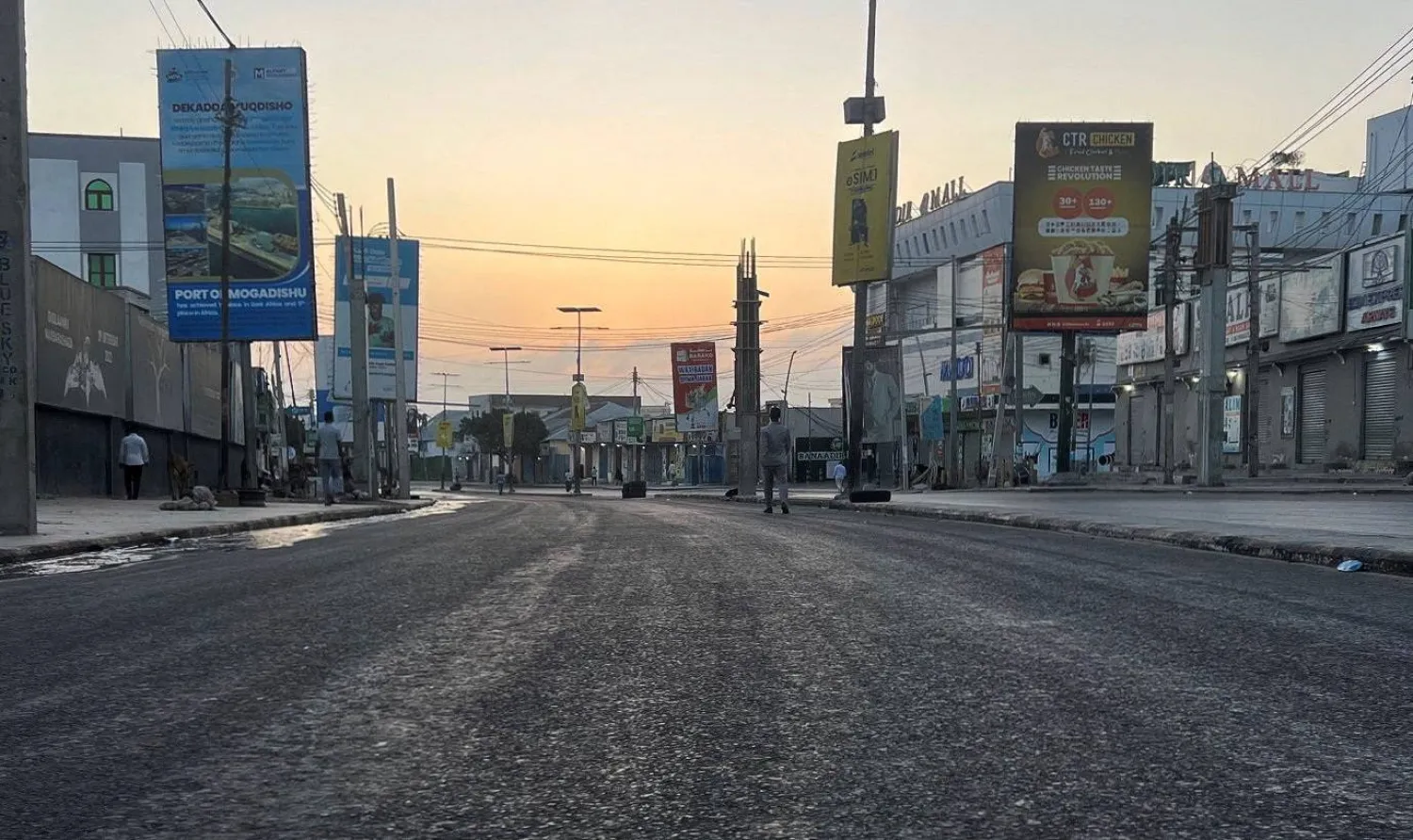 أشخاص في أحد شوارع مقديشو قبل فتح مراكز الاقتراع للانتخابات البلدية الأسبوع الماضي (رويترز)