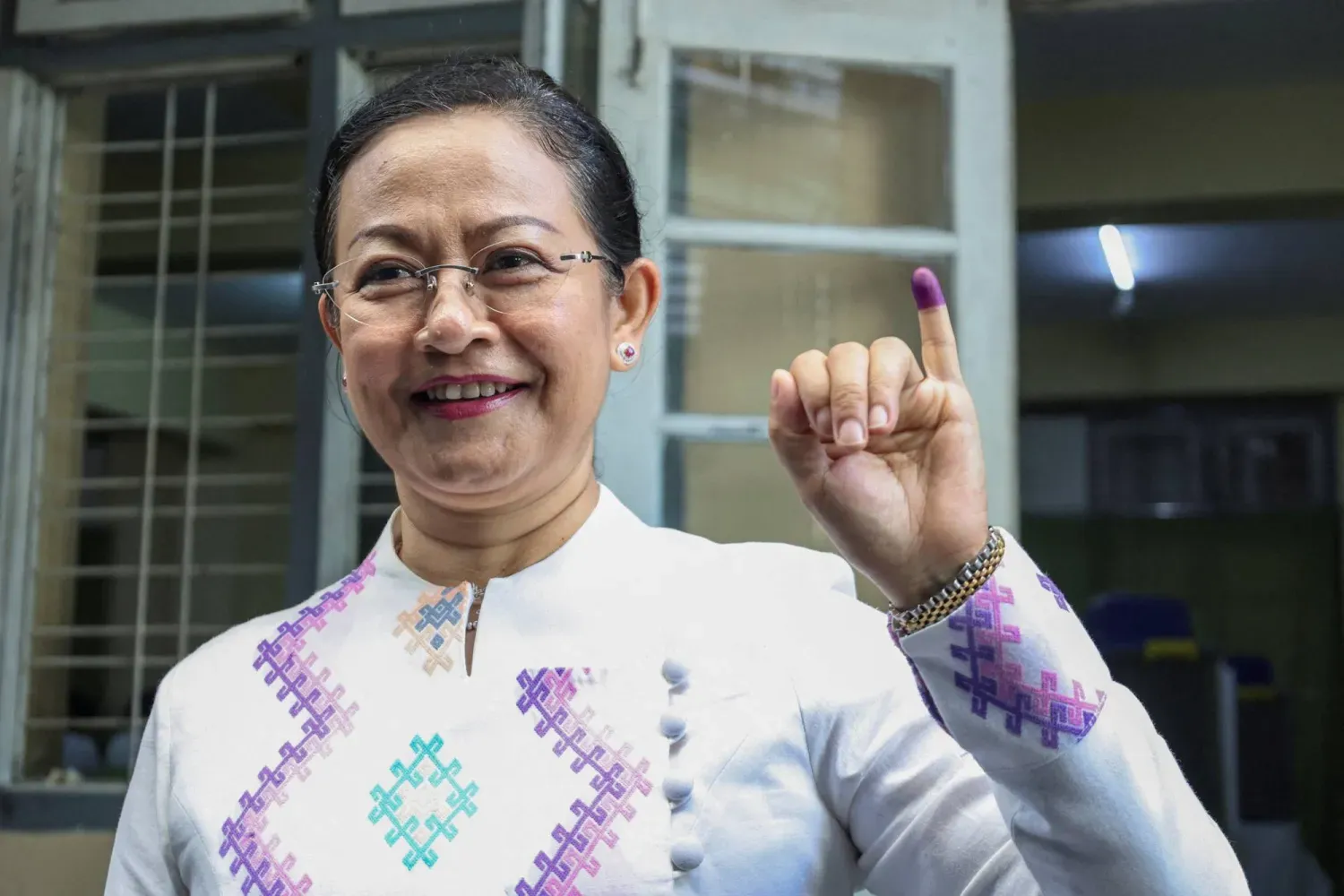 Myanmar Halkın Öncü Partisi lideri Thet Thet Khine, Yangon'da yapılan genel seçimlerde Kamayut ilçesindeki 1 numaralı sandıkta oy kullandıktan sonra mürekkepli parmağını gösterirken (Reuters)