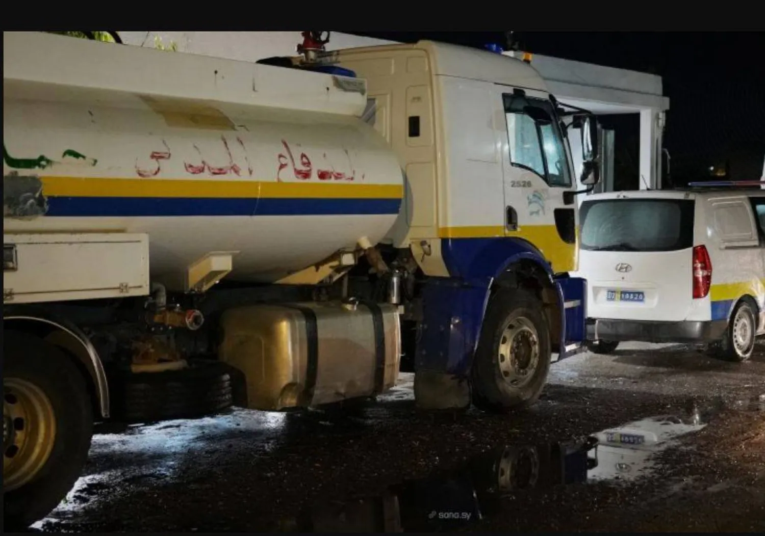 عربات الإسعاف والدفاع المدني السوري على الحدود السورية اللبنانية (سانا)