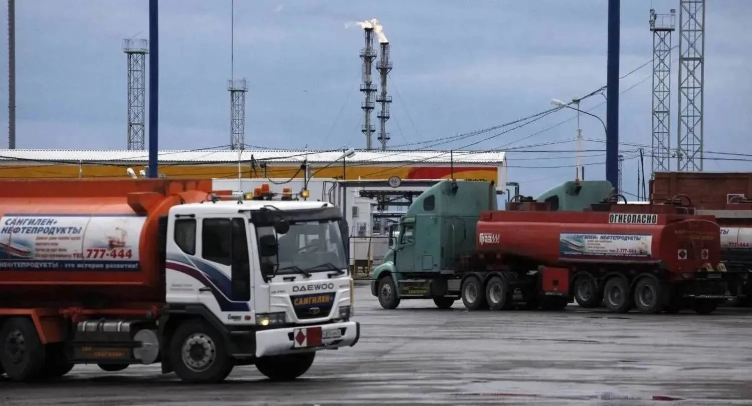 Gasoline tank trucks are seen outside the Rosneft Achinsk oil refinery plant, one of the biggest Siberian fuel suppliers, near the town of Achinsk, some 188 km (117 miles) west of Krasnoyarsk, April 28, 2011. REUTERS/Ilya Naymushin
