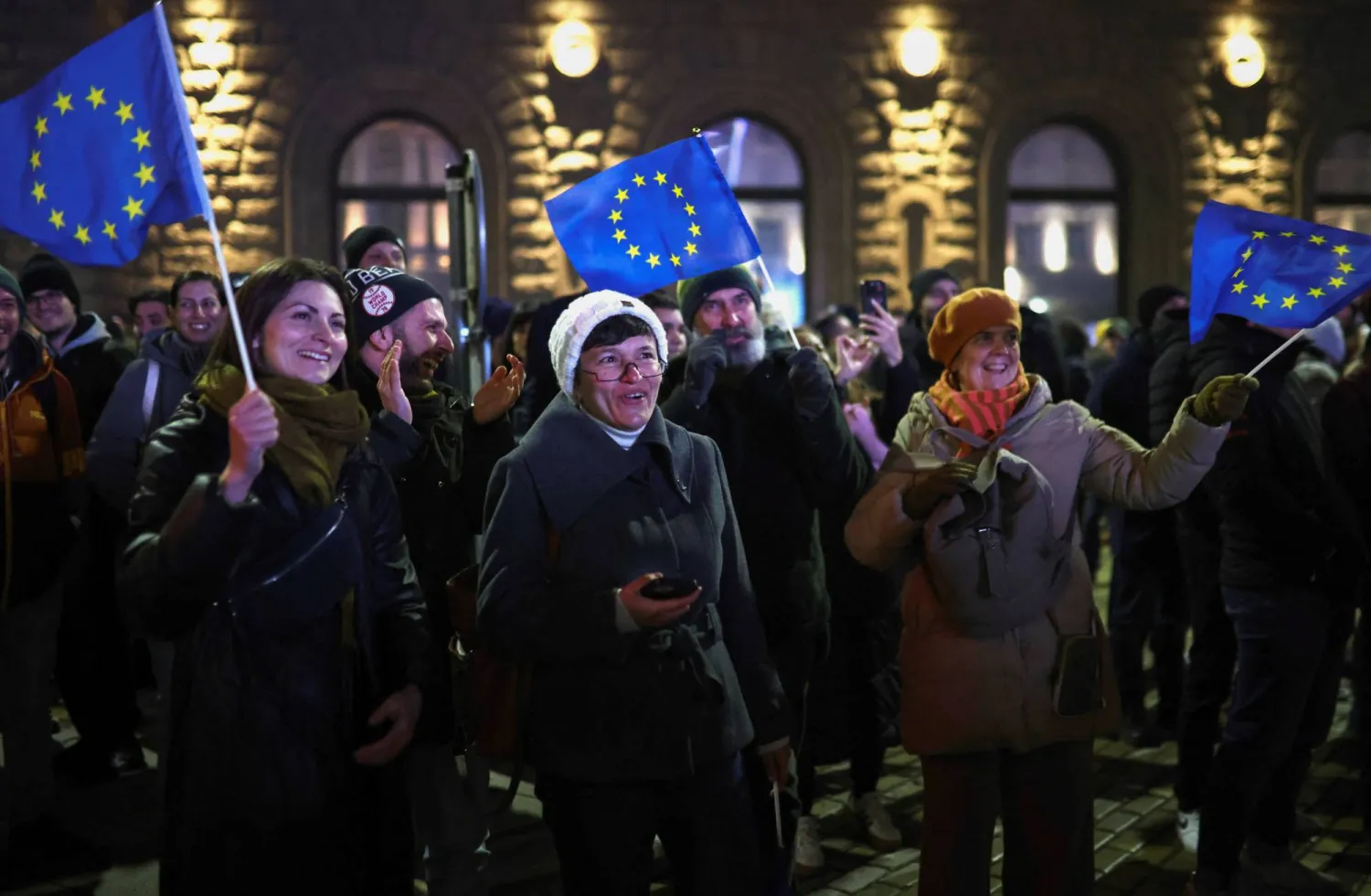 متظاهرون يدعمون اعتماد عملة اليورو في العاصمة البلغارية صوفيا (رويترز)