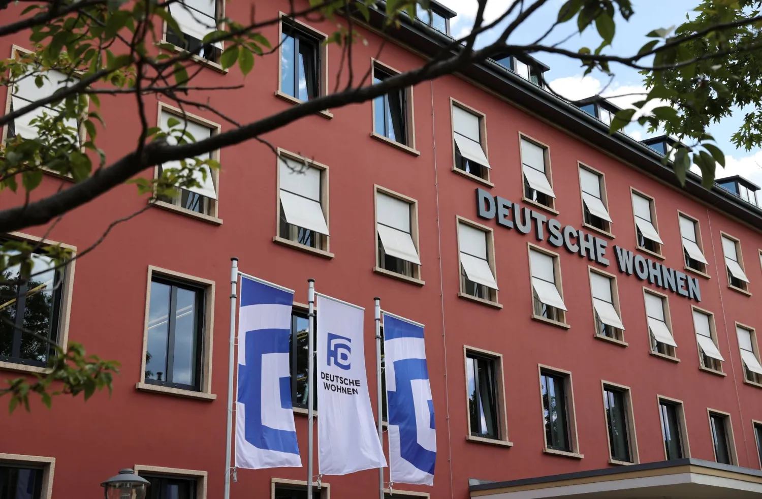 مبنى مكاتب تابع لمجموعة «دويتشه فونن» العقارية الألمانية في برلين (رويترز)