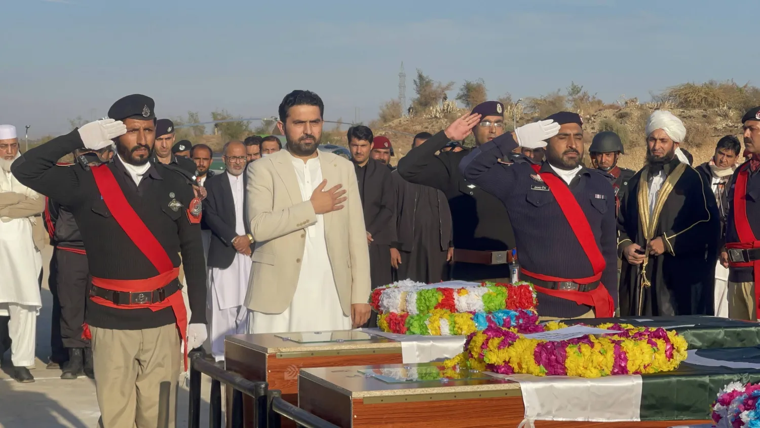 مسؤولون أمنيون باكستانيون وأقارب ضباط شرطة قُتلوا في هجوم بالأسلحة النارية والمتفجرات في كاراك بباكستان... 23 ديسمبر (إ.ب.أ)