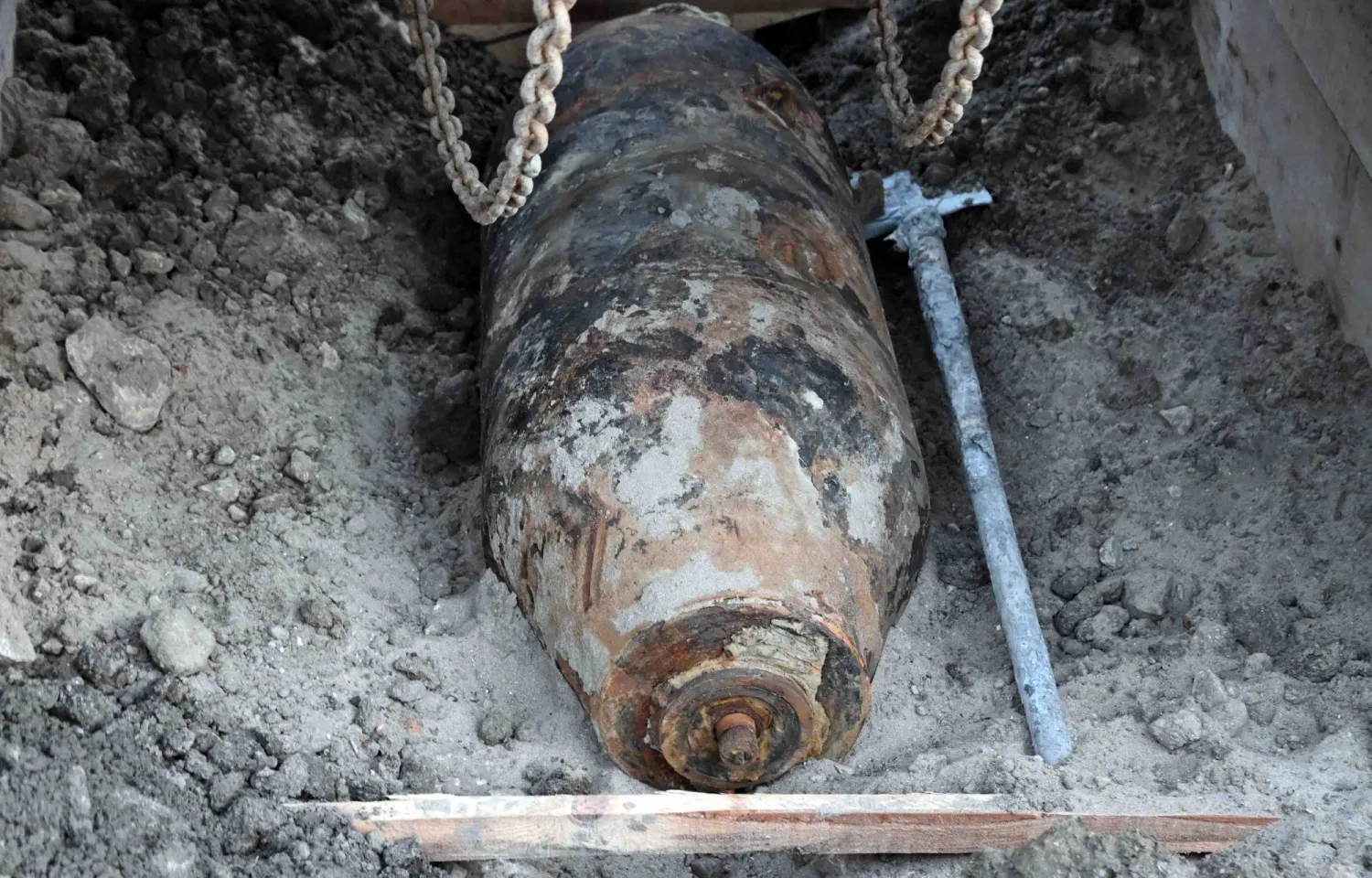 This handout photograph taken on December 28, 2025 and released by Serbia's Ministry of Interior shows a 470-kg World War II aerial bomb, dropped on Nazi-occupied Belgrade in 1944, found in a construction site in the Serbian capital before being removed by Serbian bomb disposal experts. (Photo by Handout / SERBIAN MINISTRY OF INTERIOR AFFAIRS / AFP) 
