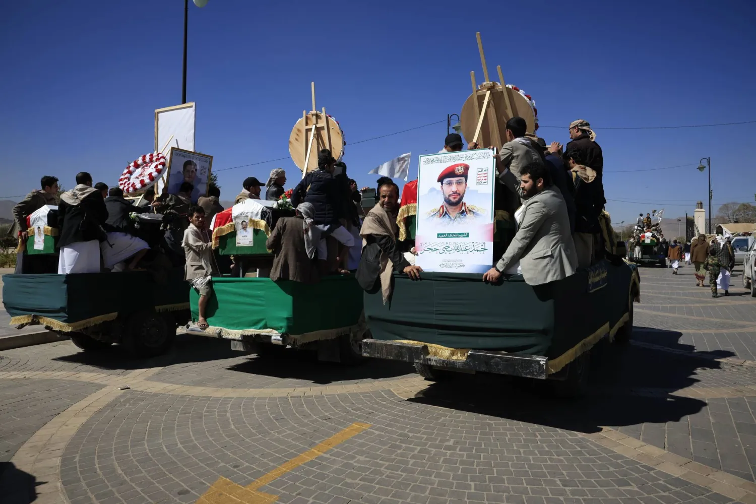 الحوثيون شيعوا في صنعاء قائد طيرانهم المسير بعد 9 أشهر من مقتله في غارة أميركية (إ.ب.أ)