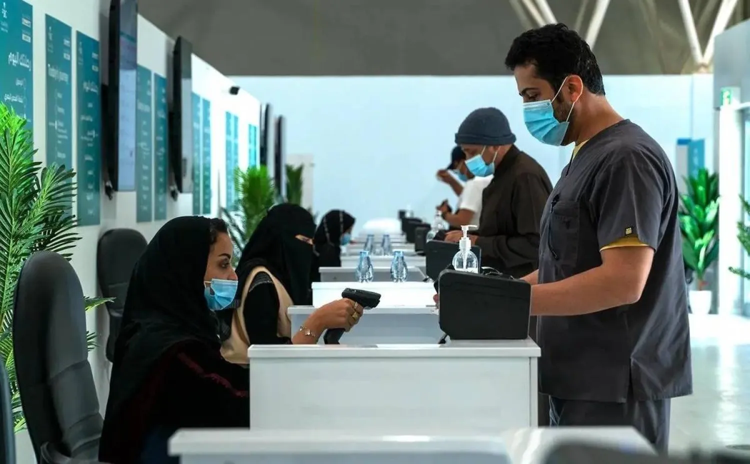 سيدات يعملن في إحدى الجهات بالسعودية (واس)