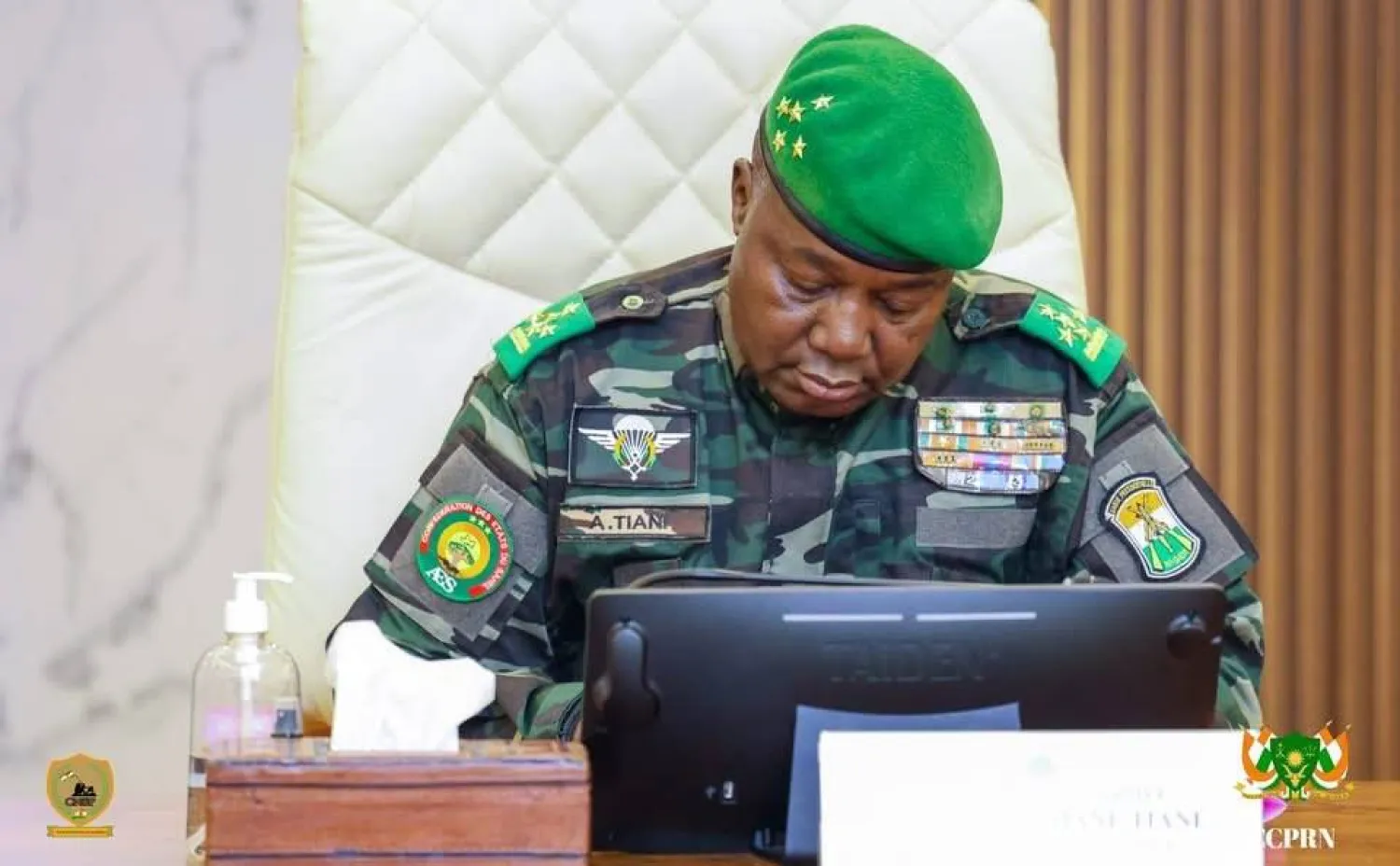 جانب من اجتماع الحكومة الانتقالية في النيجر الجمعة الماضي (إعلام محلي)