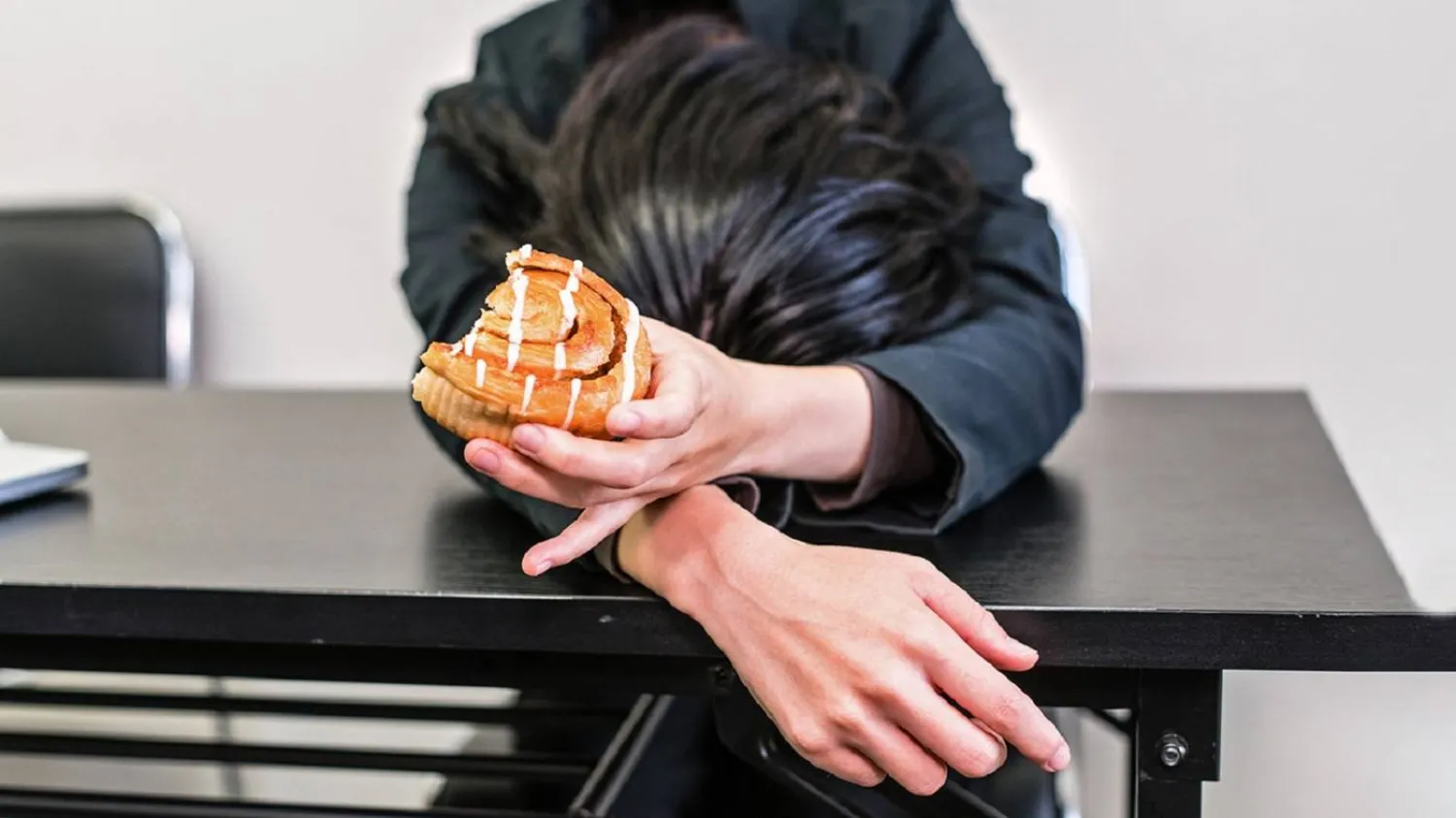 الرغبة في تناول السكريات قد تكون نتيجة عوامل مثل التوتر وقلة النوم (مجلة ساينس)