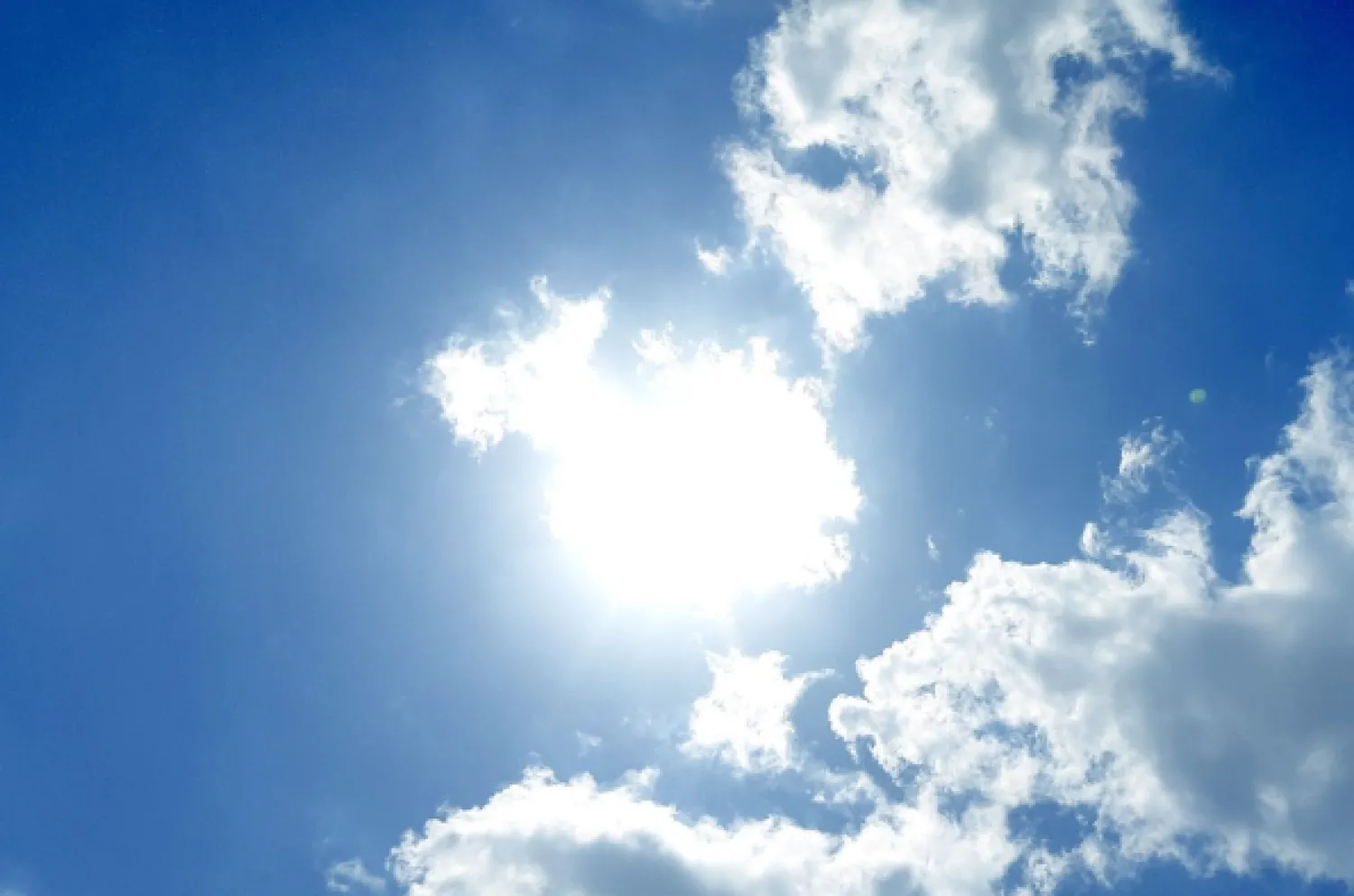 يرى البعض في كثير من الأحيان وجوهاً وأشكالاً مألوفة في السحب (بكساباي)