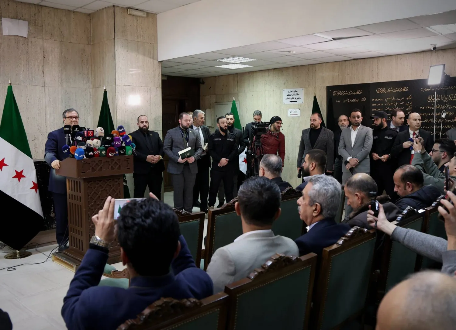 حاكم مصرف سوريا المركزي خلال المؤتمر الصحافي الأحد للإعلان عن تفاصيل العملة الجديدة (إكس)