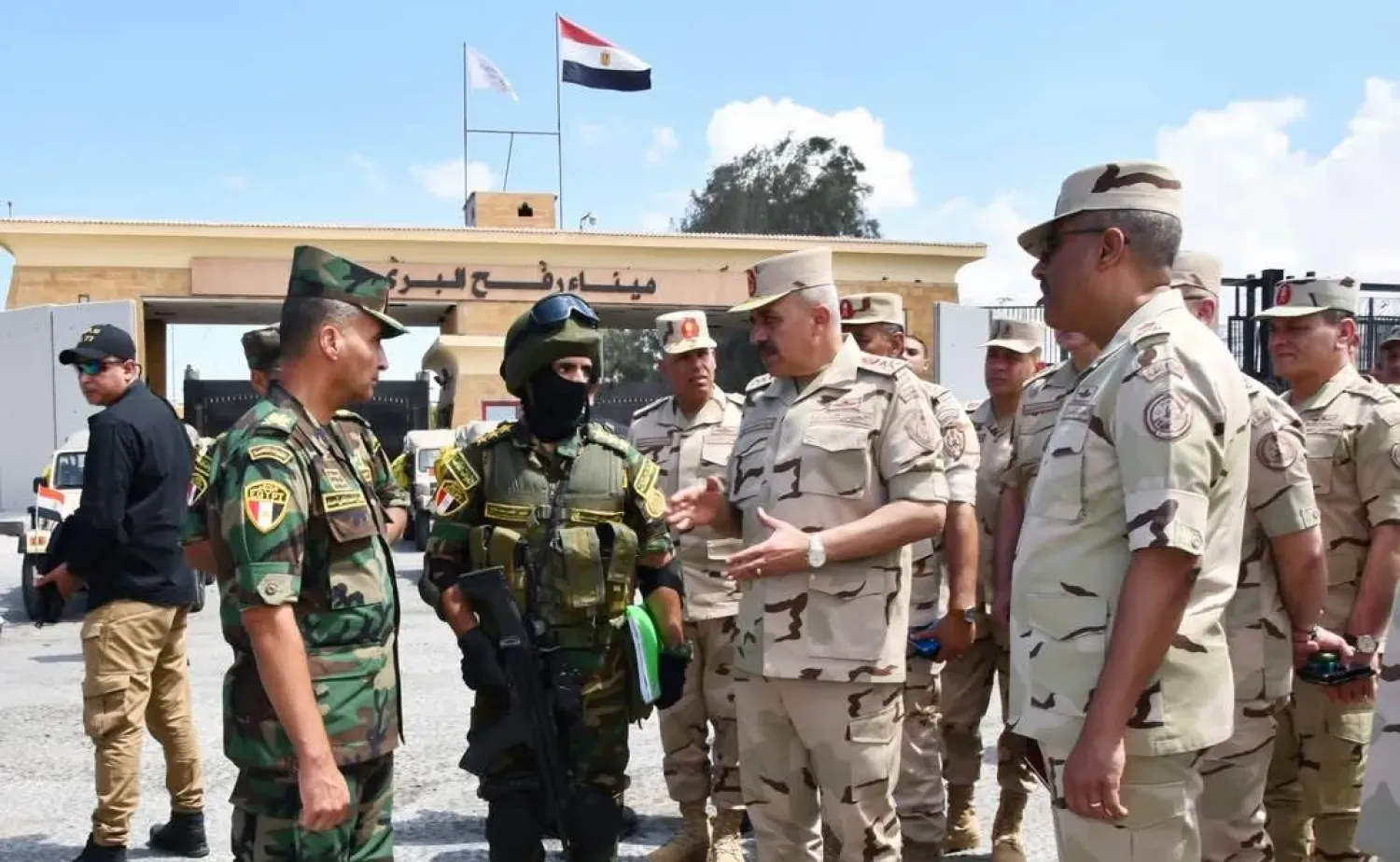 الفريق أحمد خليفة رئيس أركان الجيش المصري يتفقد معبر رفح من الجانب المصري نهاية العام الماضي (الجيش المصري)
