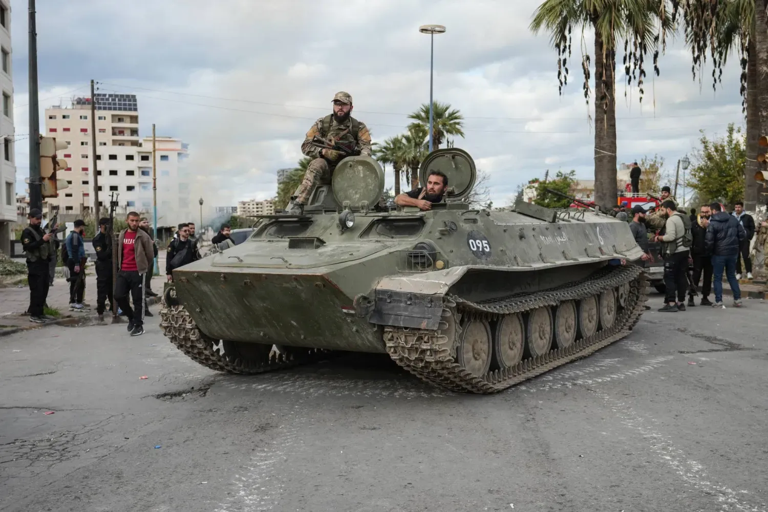 Lazkiye’deki meydanlardan birinde Suriye ordusuna ait bir zırhlı araç (AP)