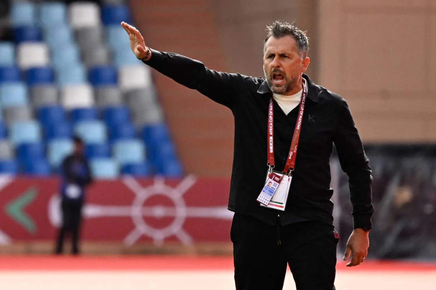 باتريس «أمير» بوميل المدير الفني لمنتخب أنغولا (أ.ف.ب)