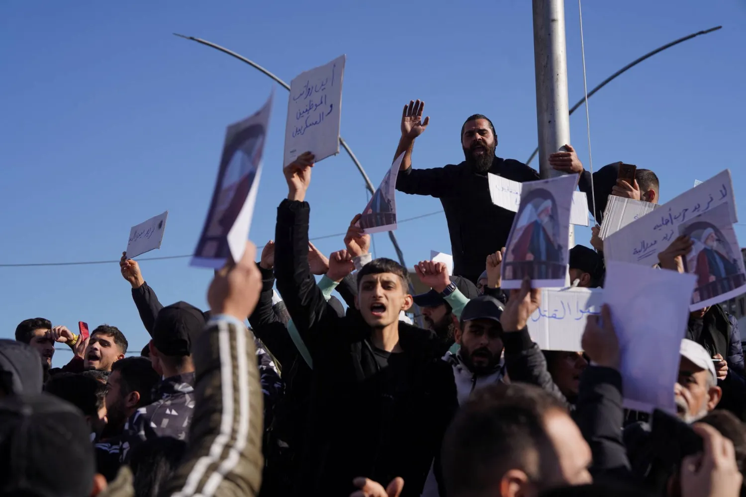 تظاهر أفراد من الطائفة العلوية في اللاذقية مطالبين بالفيدرالية وإنهاء ما وصفوه بالقتل والانتهاكات (رويترز)