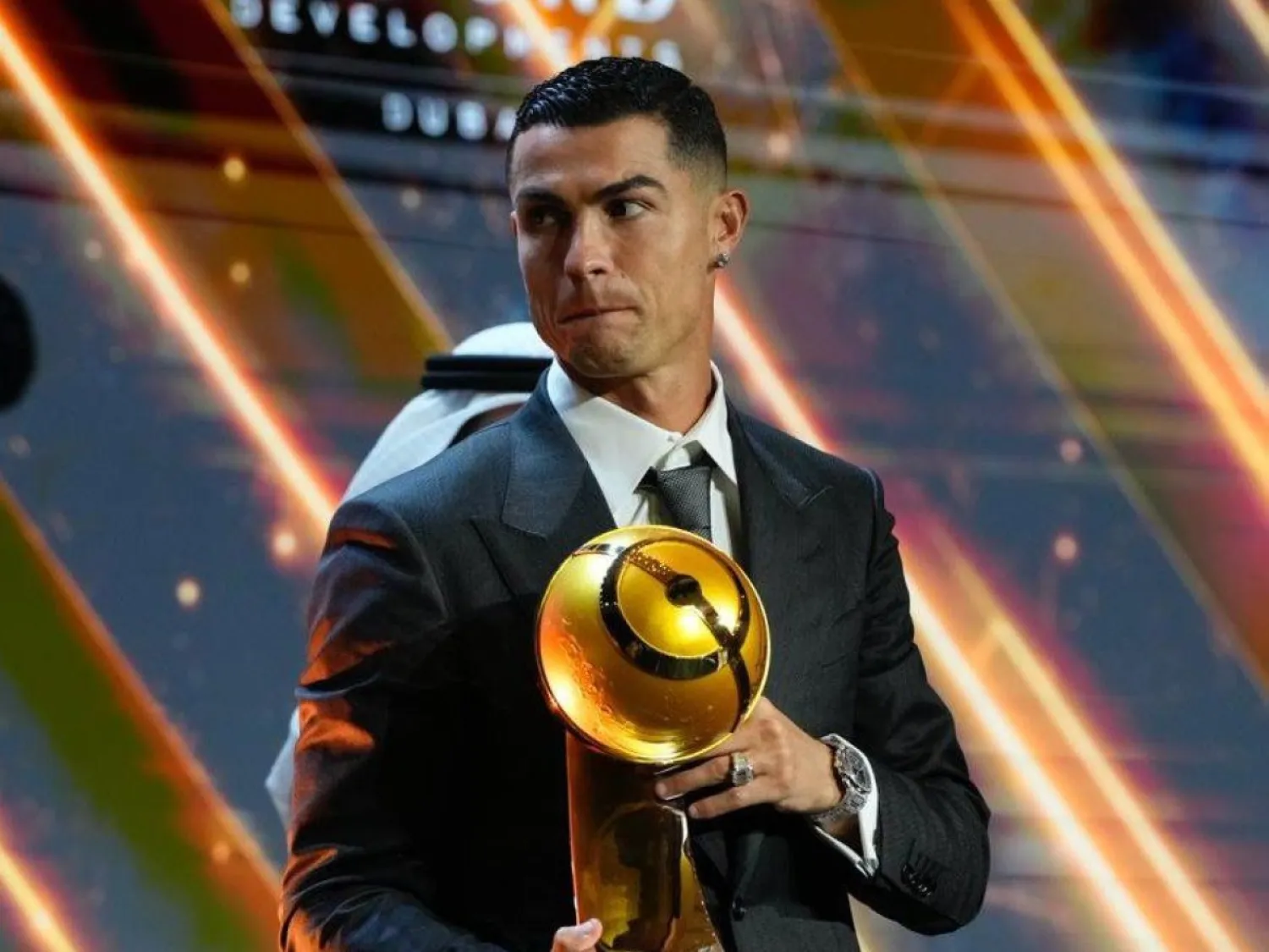 رونالدو يمسك جائزة أفضل لاعب في الشرق ‌الأوسط (حسابه الشخصي- «إكس»)