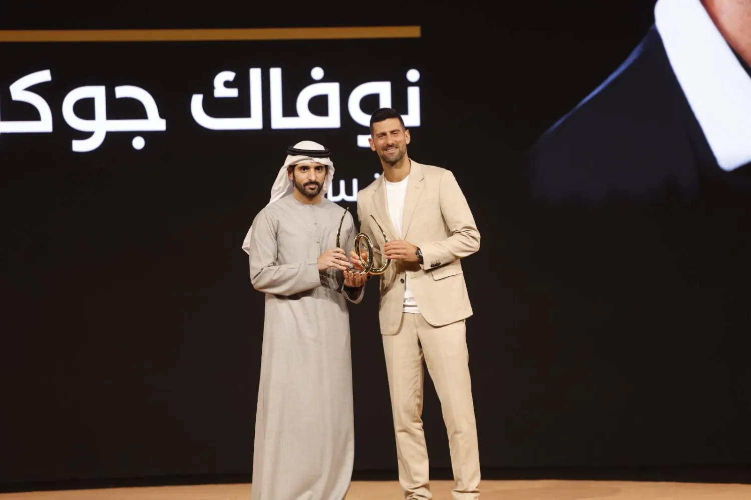 نوفاك ديوكوفيتش خلال تكريمه في «القمة العالمية للرياضة» بدبي (الشرق الأوسط)