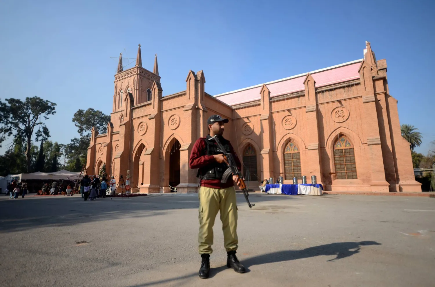 شرطي يحرس كاتدرائية القديس يوحنا المركزية في بيشاور خلال قداس عيد الميلاد (د.ب.أ)