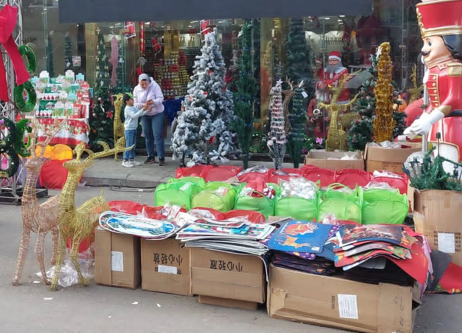 شارع «الترعة البولاقية» بحي شبرا في القاهرة يجذب راغبي شراء زينة الكريسماس ورأس السنة (الشرق الأوسط)