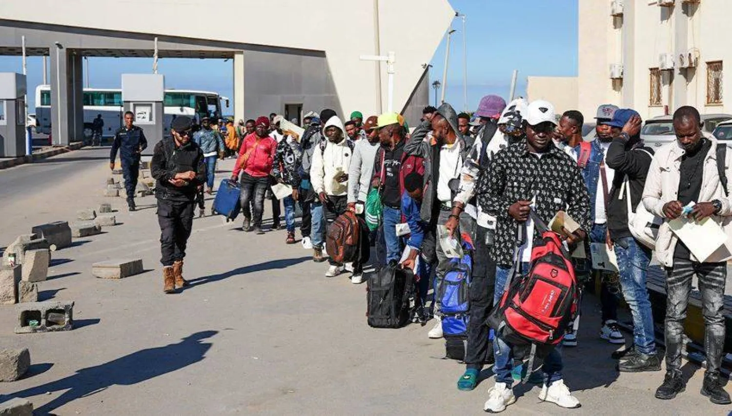 مهاجرون غير نظاميين من غانا قبيل ترحيلهم من طرابلس (وزارة الداخلية بغرب ليبيا)