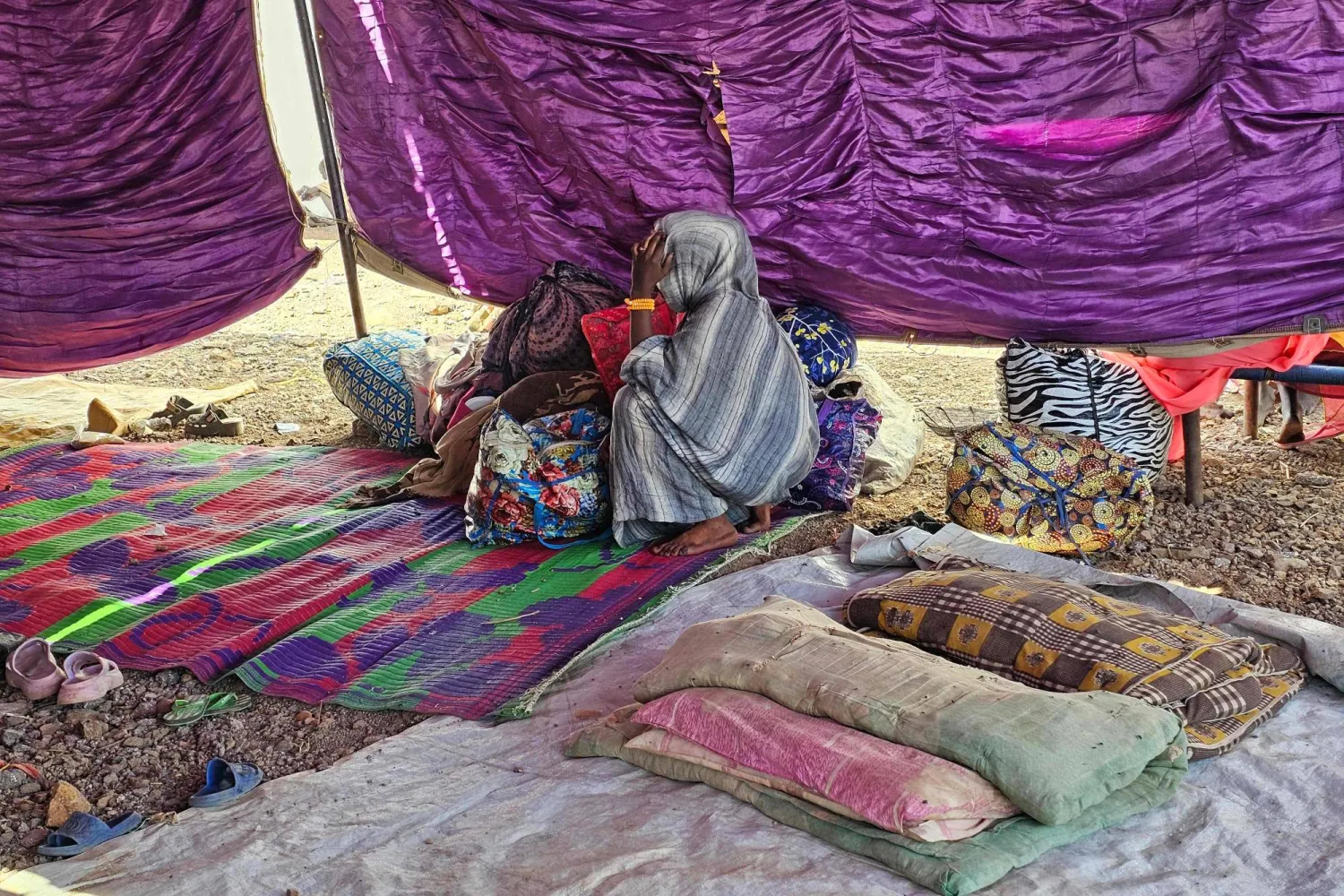 فتاة سودانية نازحة في مخيم بمدينة القضارف شرق البلاد (أ.ف.ب)