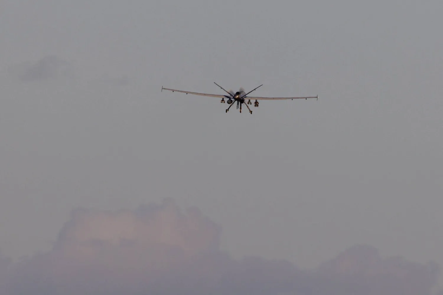 مسيّرة مقاتلة من طراز «إم كيو- 9 ريبر» تابعة لسلاح الجو الأميركي في سماء أغواديا ببورتوريكو (رويترز)