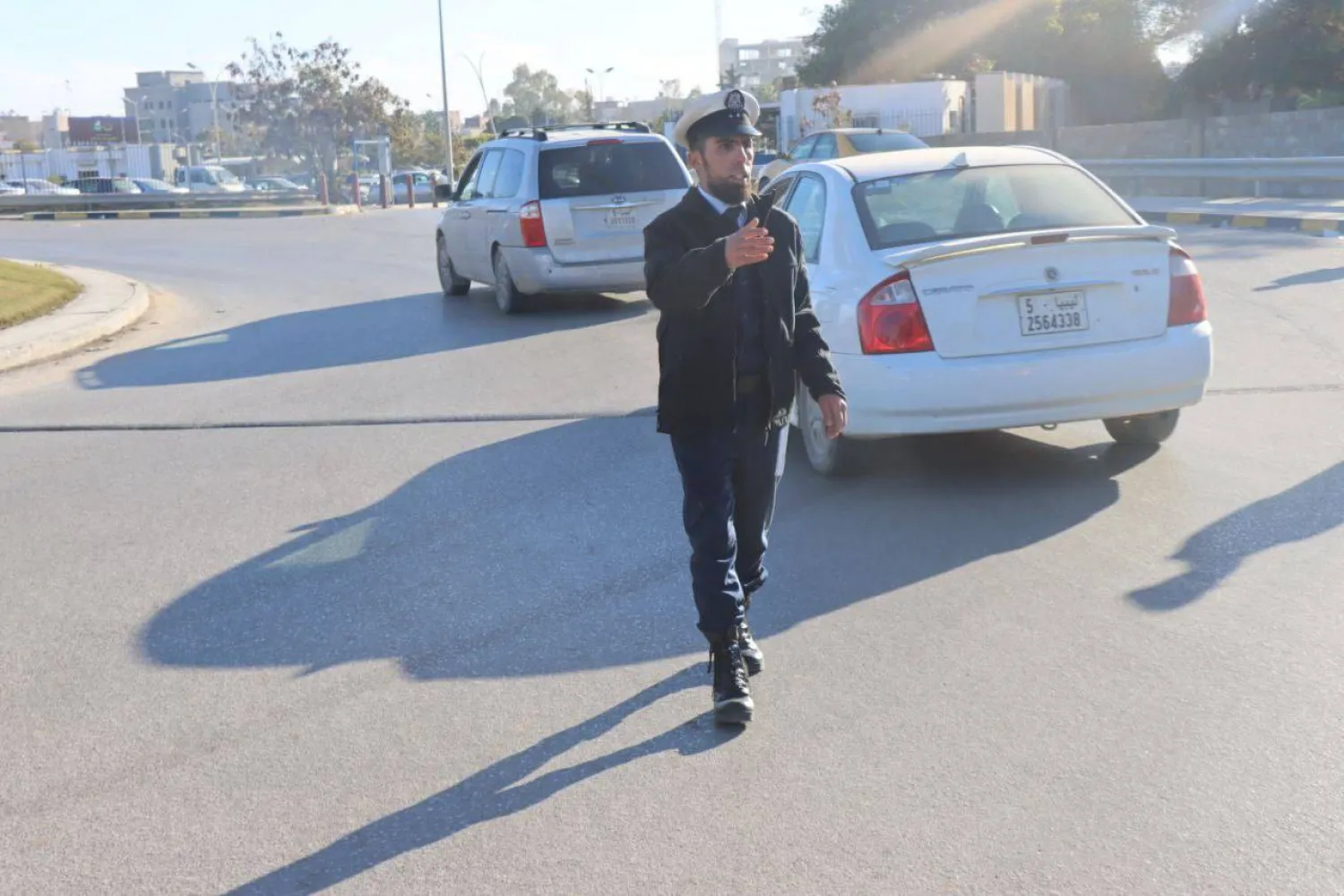 شرطي في أحد شوارع العاصمة الليبية طرابلس (مديرية أمن طرابلس)