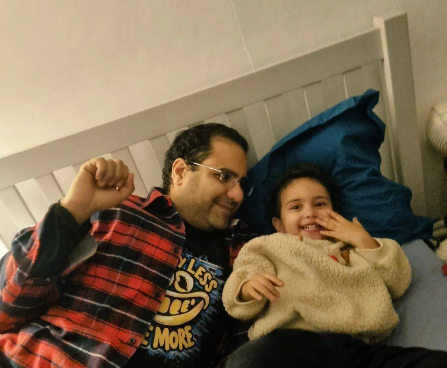 علاء مع عائلته في لندن بعد وصوله (حساب شقيقته على فيسبوك)