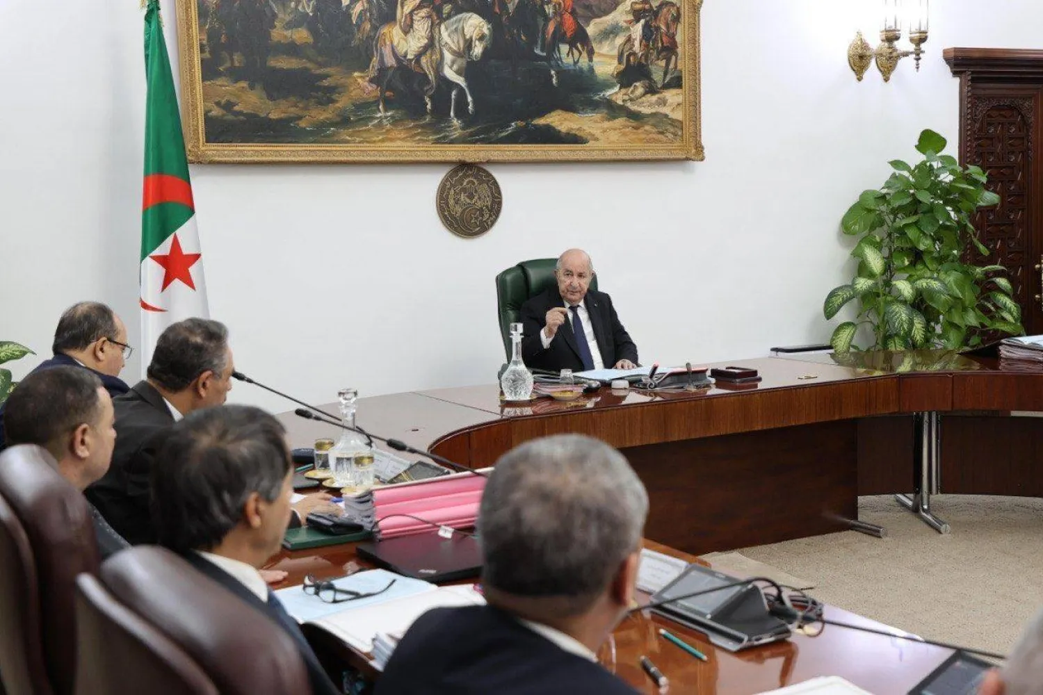 الرئيس الجزائري عبد المجيد تبون خلال اجتماع مع مجلس الوزراء الأحد (الرئاسة)