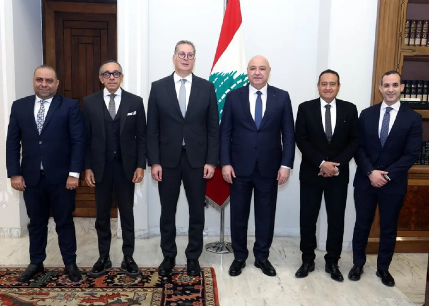 الرئيس اللبناني ووزير البترول المصري عقب توقيع مذكرة تفاهم في مجال الطاقة بين البلدين (الرئاسة اللبنانية)