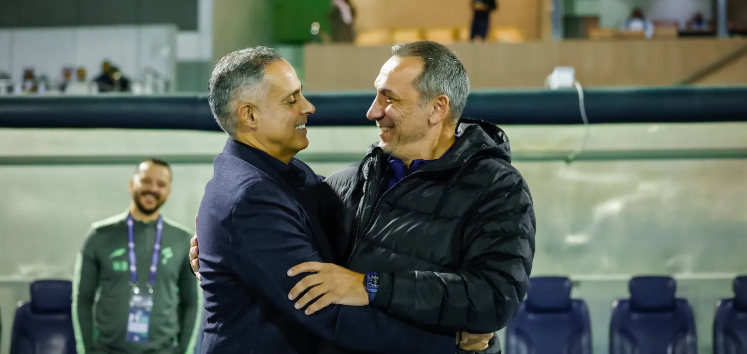 دونيس في حديث مع غوميز مدرب الفتح قبل بدء المواجهة (نادي الخليج) 