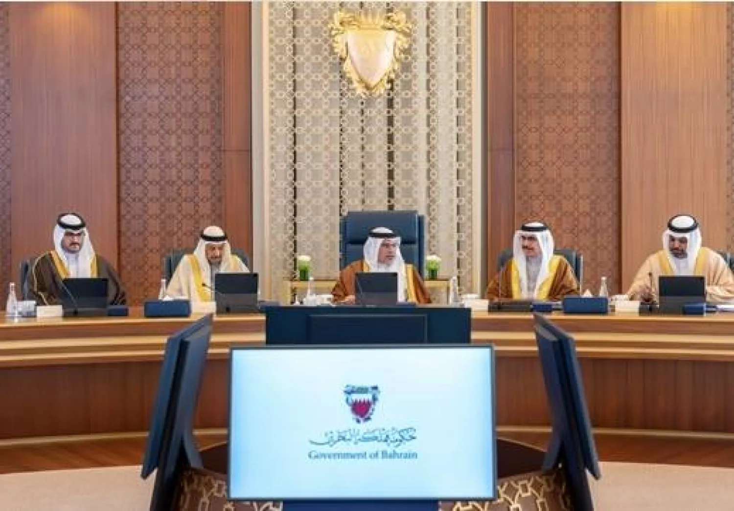 ولي العهد رئيس مجلس الوزراء الأمير سلمان بن حمد آل خليفة خلال اجتماع مجلس الوزراء البحريني (وام)