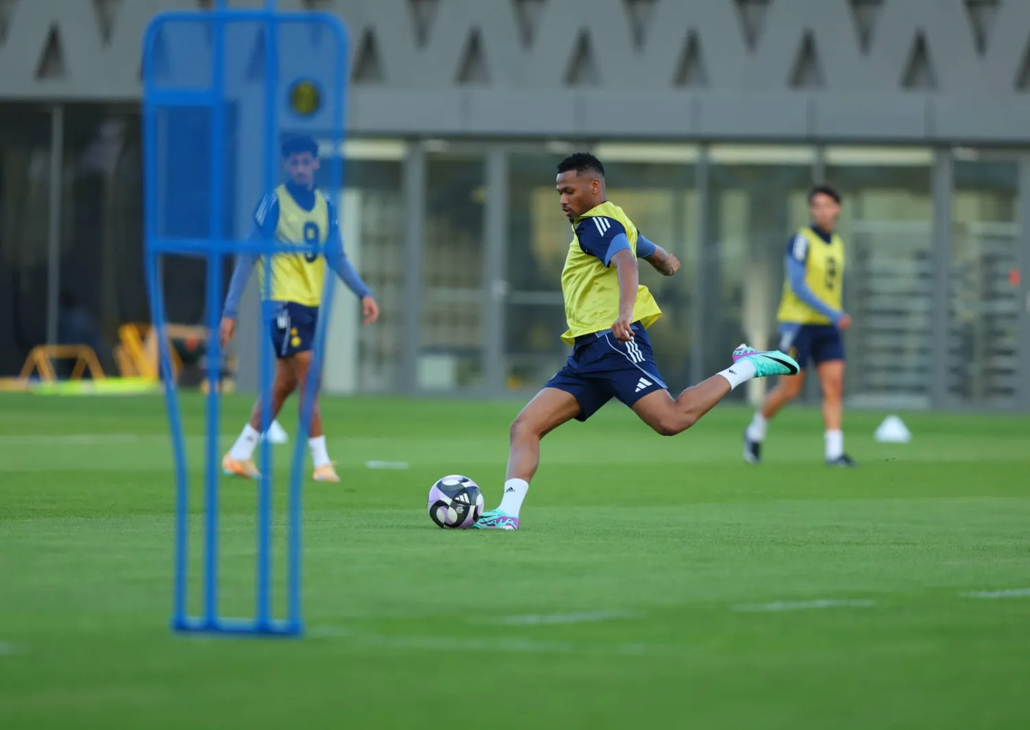 أيمن يحيى خلال مشاركته في الحصة التدريبية الأخيرة (نادي النصر)