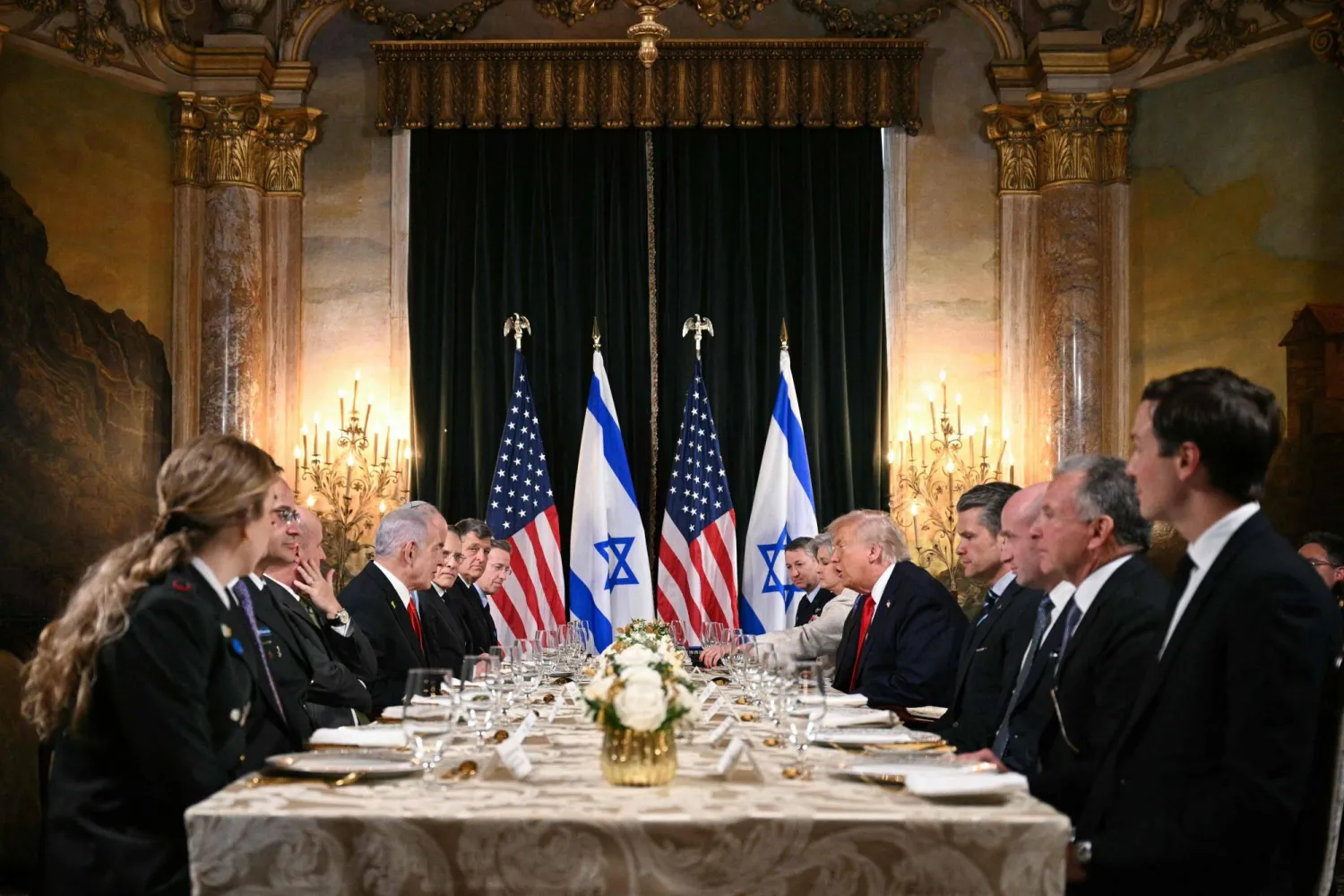 الرئيس الأميركي دونالد ترمب يلتقي برئيس الوزراء الإسرائيلي بنيامين نتنياهو خلال اجتماع ثنائي في مقر إقامة ترمب مارالاغو في بالم بيتش، فلوريدا 29 ديسمبر 2025 (أ.ف.ب)