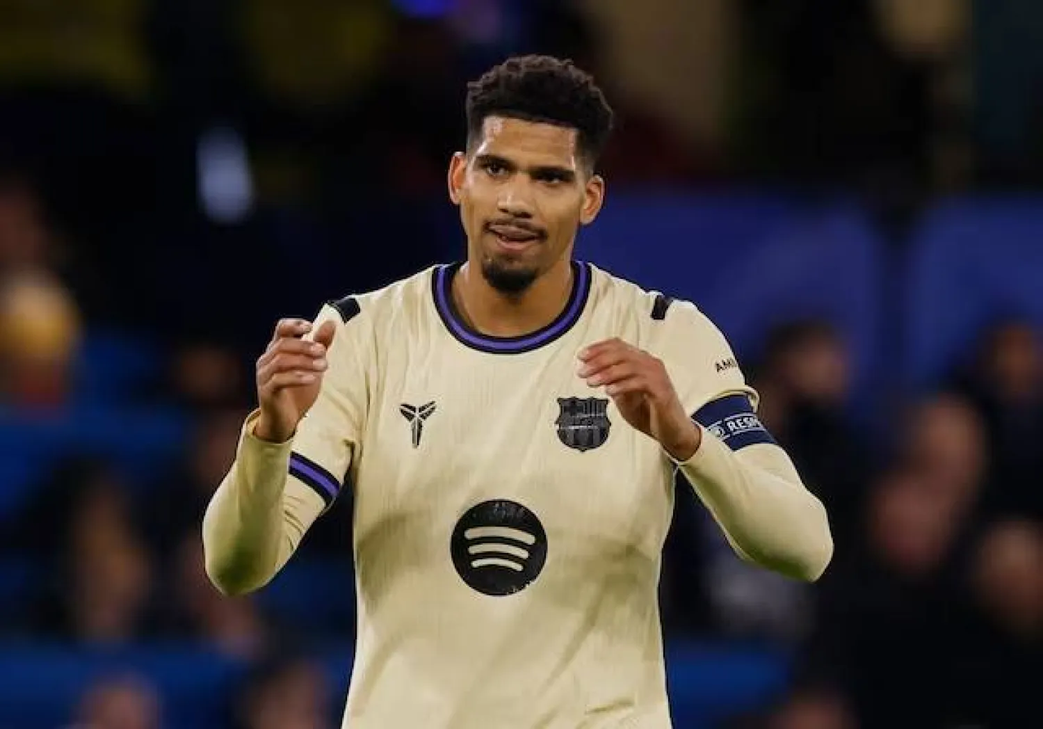 الأوروغوياني رونالد أراوخو قلب دفاع برشلونة (رويترز)