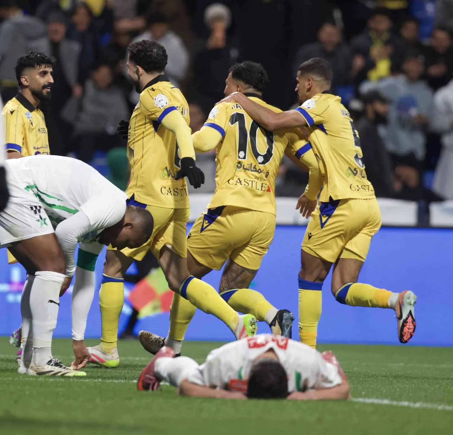 فرحة تعاونية كبيرة بهدف مارتينيز في الدقائق الأخيرة (تصوير: نايف العتيبي) 