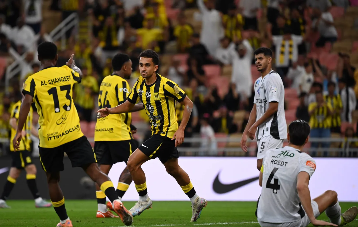 الغامدي فرحاً بهدفه في الشباب ( نادي الاتحاد)