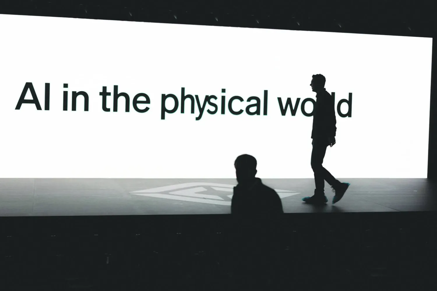 
«الذكاء الاصطناعي في العالم المادي» على شاشة أمام مشاركين بمؤتمر لعرض التطورات في تكنولوجيا القيادة الذاتية بكاليفورنيا في 11 ديسمبر 2025 (رويترز)