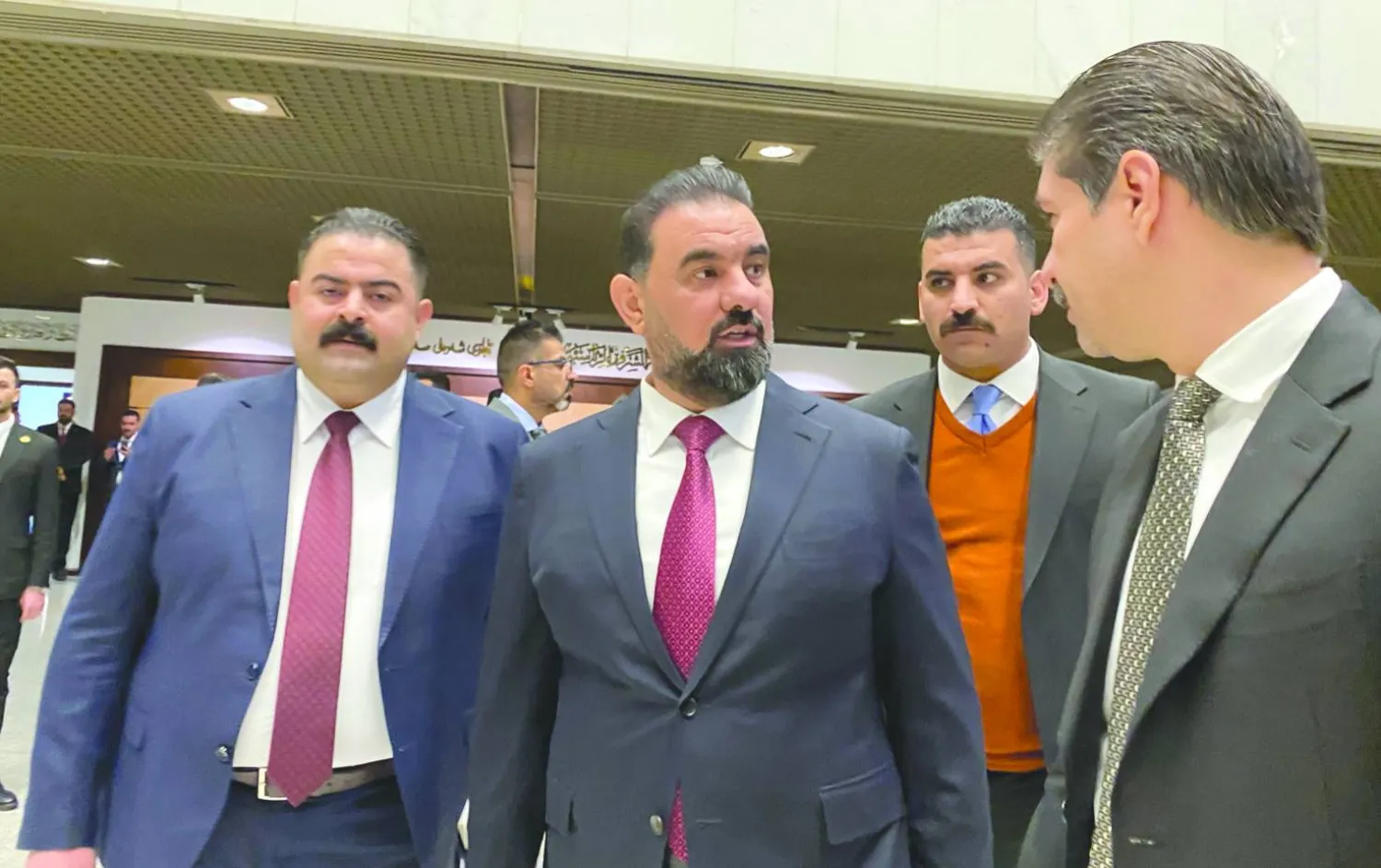 
هيبت الحلبوسي (وسط) أصبح رئيساً للبرلمان العراقي بعد انتخابه في الجلسة الافتتاحية أمس (أ.ب)